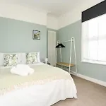 Modern Southville Apartment 5 Min Walk To Centre